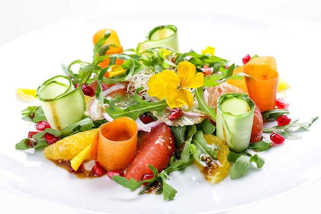 Miski z kolorowymi sałatkami